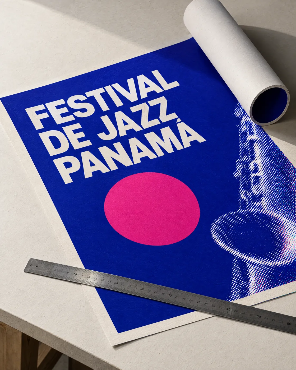 Afiche azul y magenta de un festival de jazz