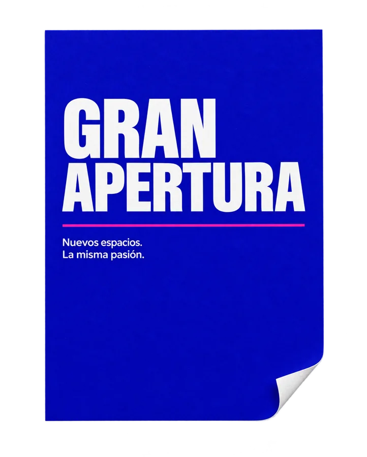 Flyer azul de gran apertura con una esquina doblada