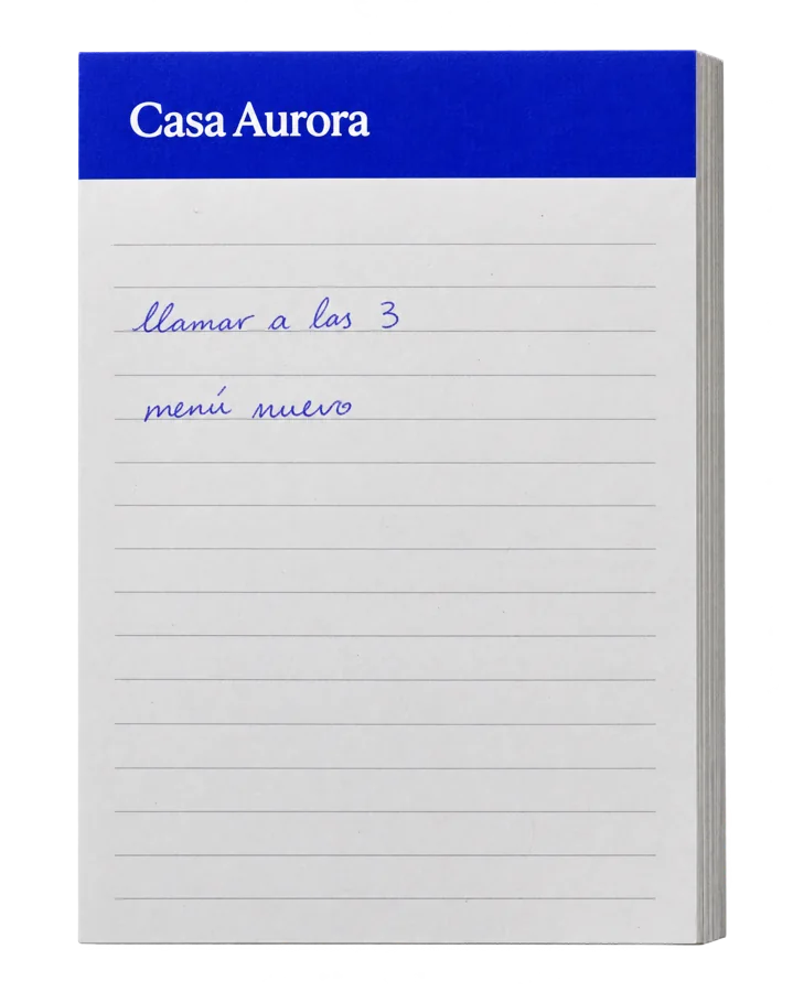 Bloque de notas impreso con encabezado azul y notas a mano
